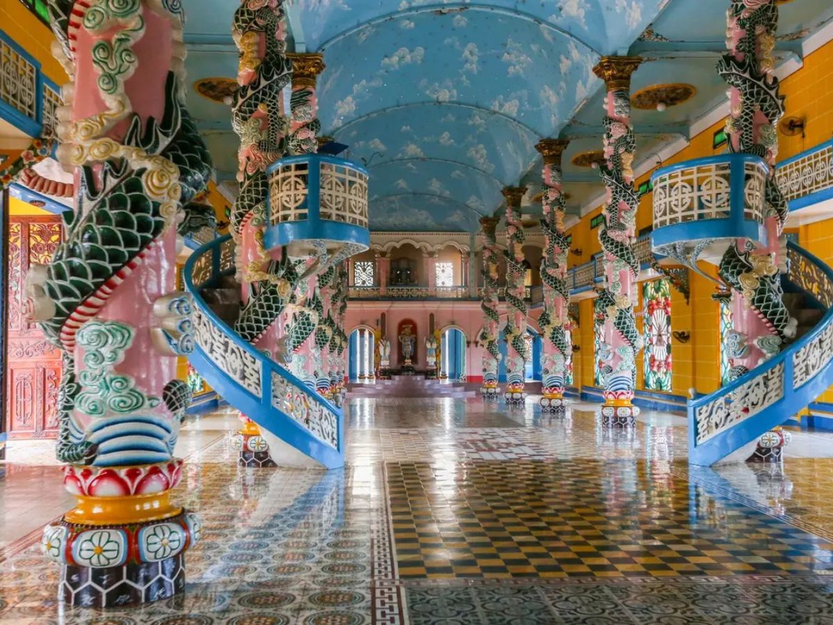 Đi núi Bà Đen kết hợp ghé thăm Tòa Thánh Tây Ninh trong hành trình du lịch.