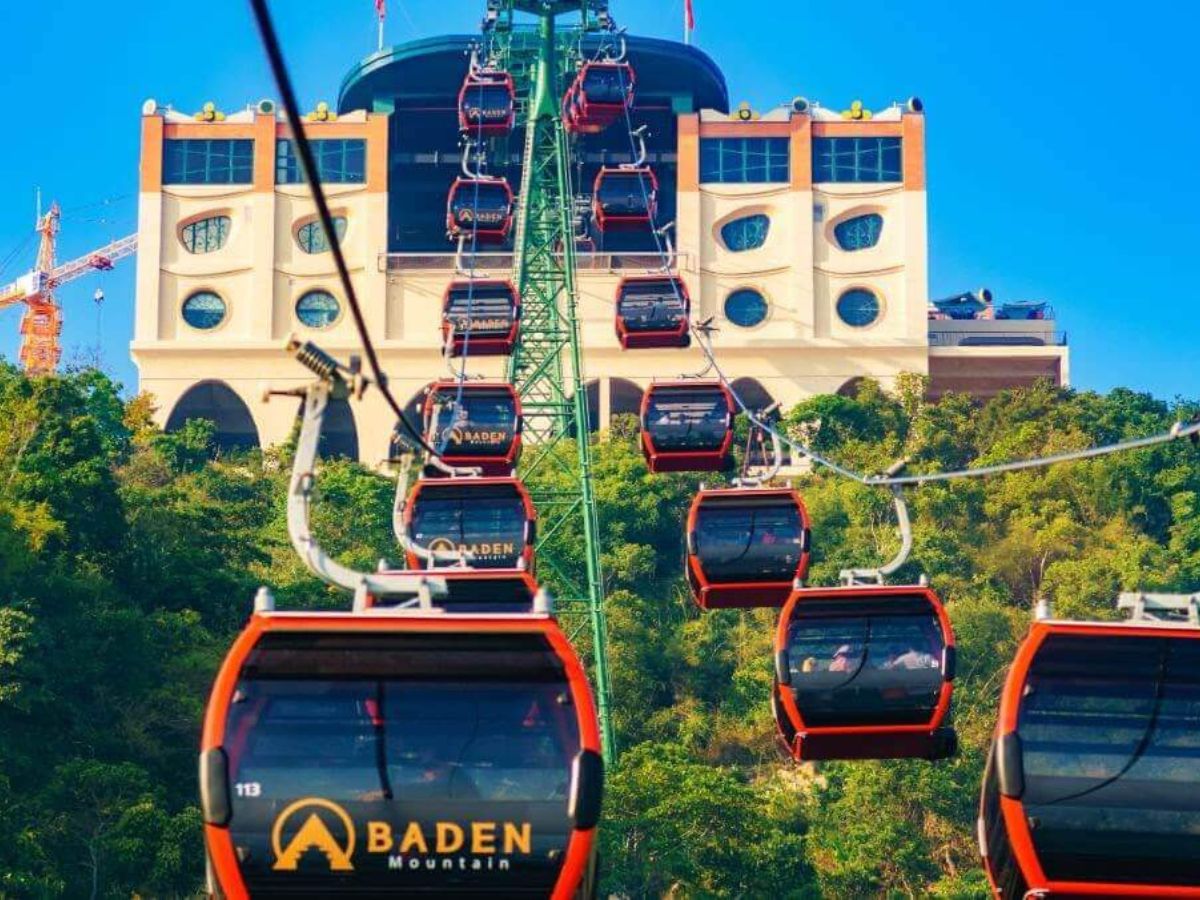 Cáp treo hiện đại hoạt động liên tục phục vụ du khách tham quan chiêm bái chùa và khu du lịch Sun World Ba Den Mountain