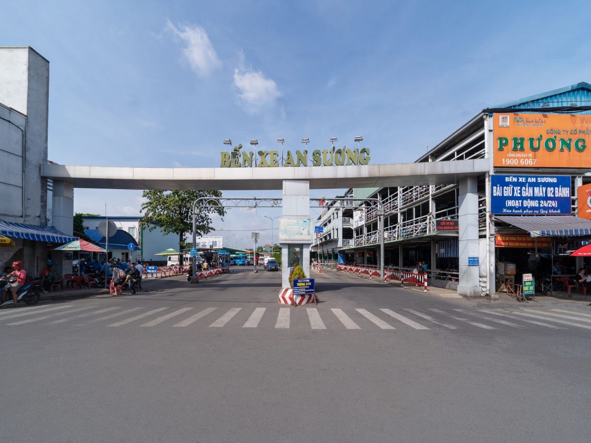 Bến xe An Sương có nhiều xe xuất phát đi Tây Ninh phục vụ du khách.