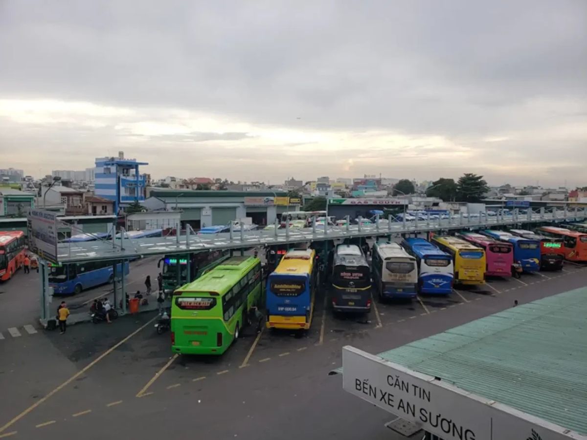 Xe khách là lựa chọn của nhiều du khách đi núi Bà Đen từ bến xe An Sương.