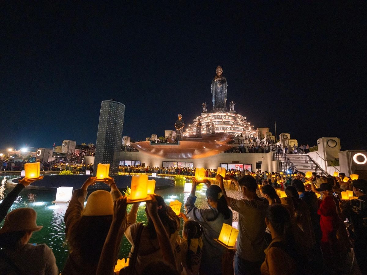 Nghi thức thắp đăng, dâng sáng tại núi Bà Đen linh thiêng