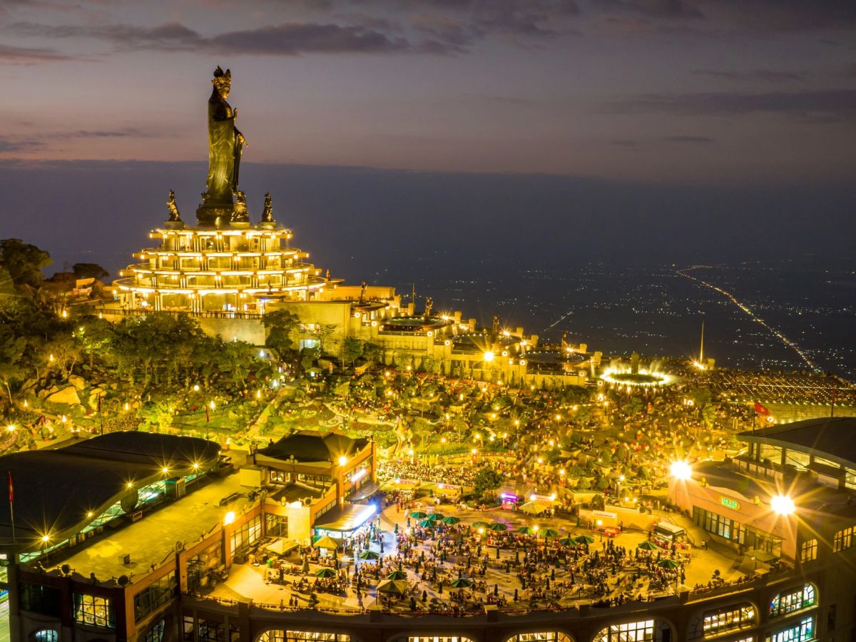 Núi Bà Đen là điểm đến không nên bỏ lỡ trong hành trình khám phá ẩm thực đất Thánh.