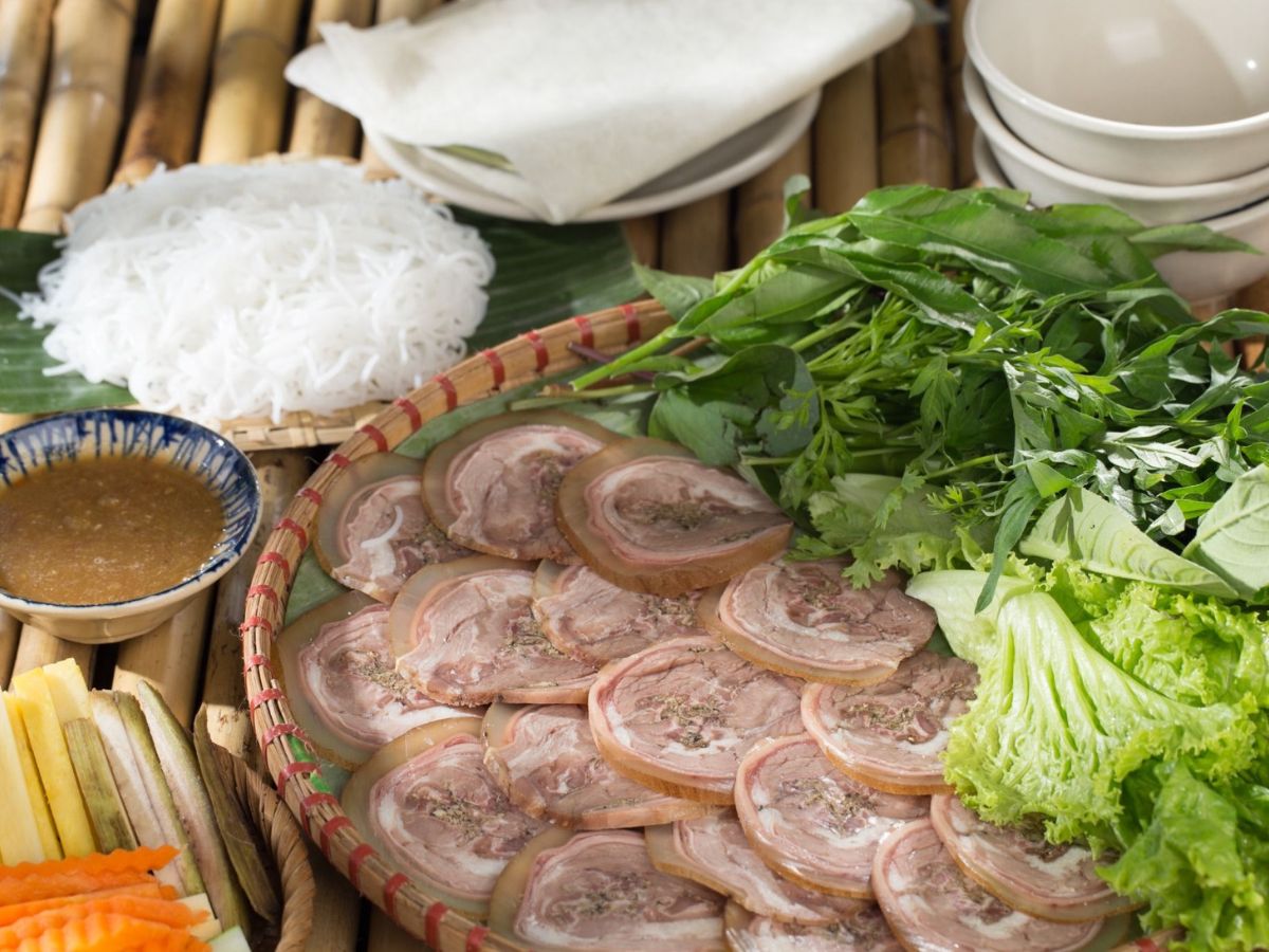 Bánh tráng Tây Ninh được sử dụng trong nhiều món ăn đặc sản của vùng đất này.