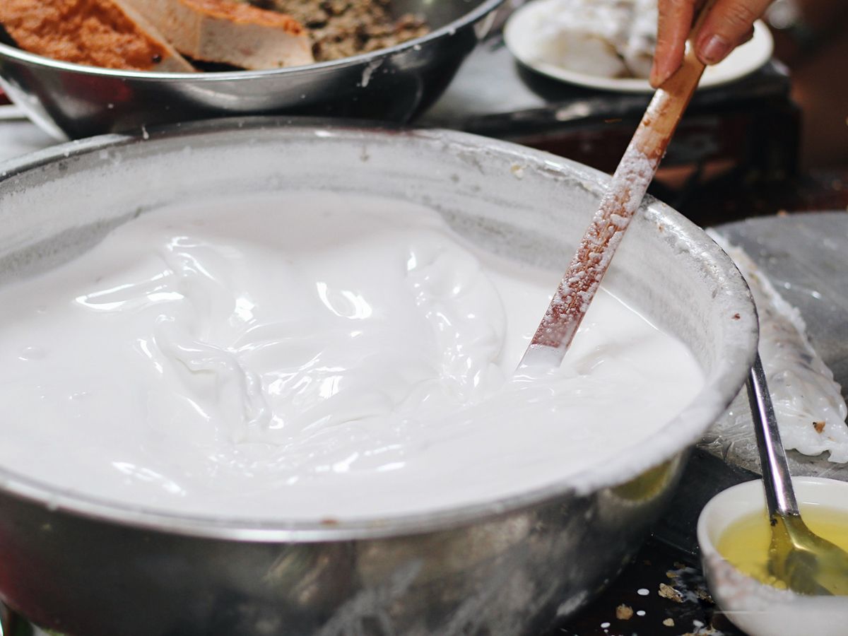 Gạo được xay nhuyễn thành bột mịn để làm bánh tráng Tây Ninh truyền thống.