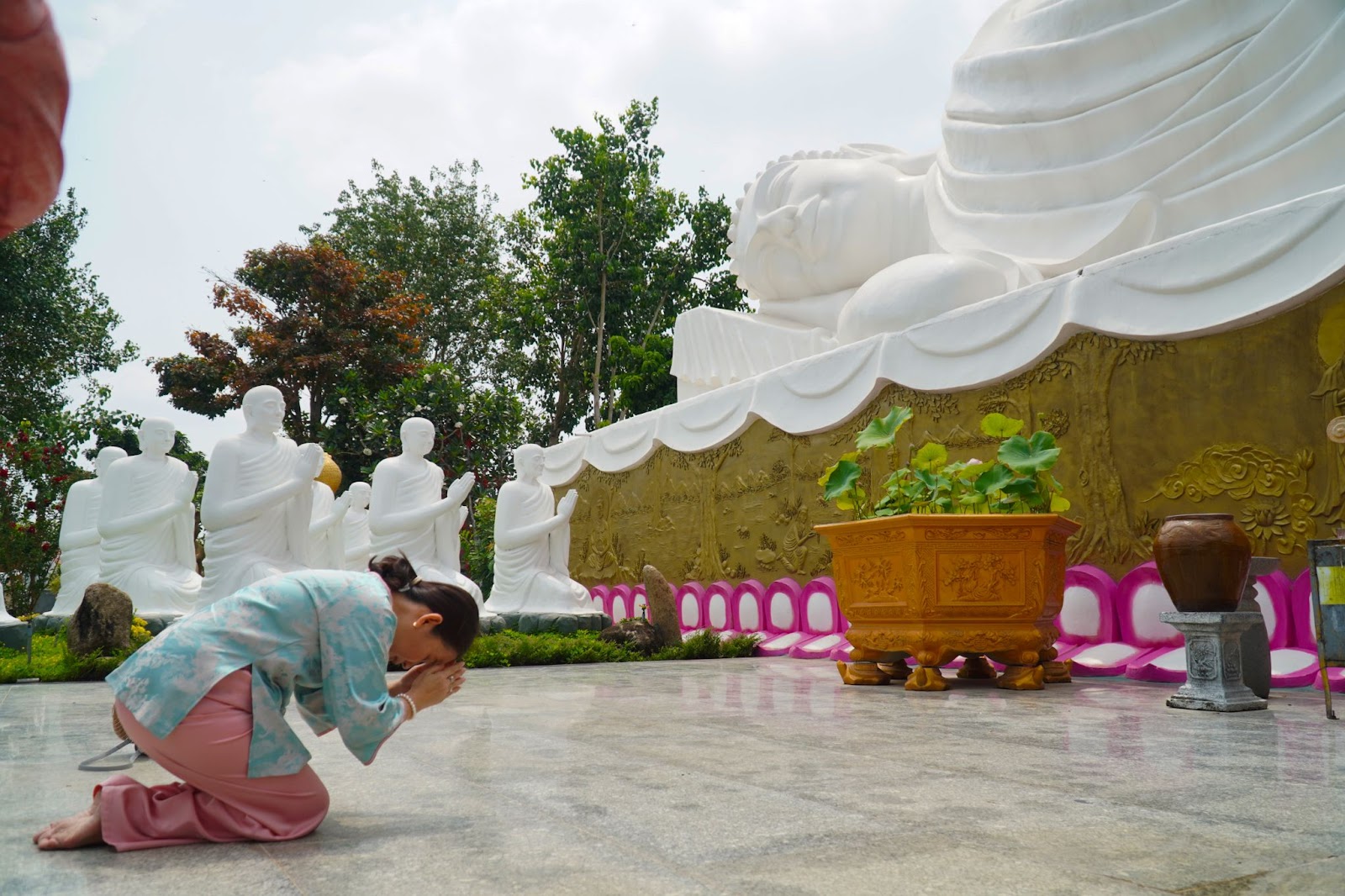 Du khách chiêm bái tượng Phật nhập Niết Bàn