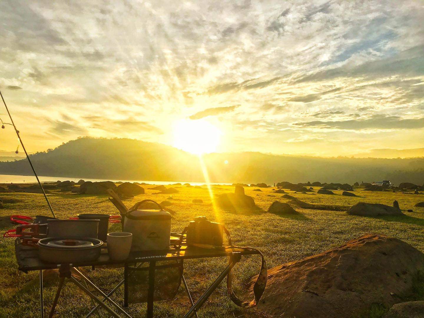 Cắm trại và tận hưởng không gian “chữa lành” tại hồ Dầu Tiếng.