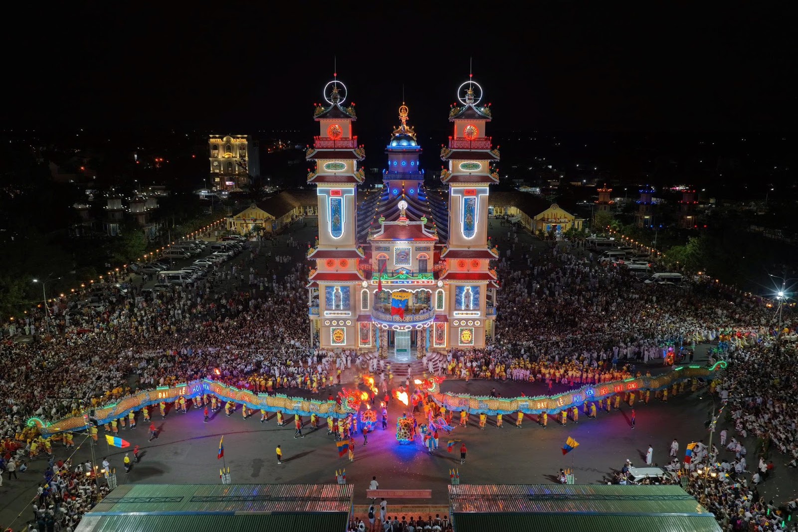 Tòa Thánh Tây Ninh rực rỡ trong đêm lễ hội.