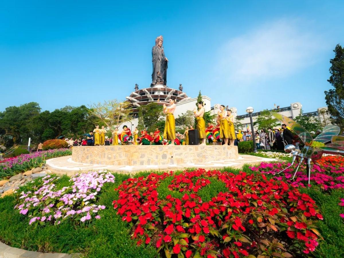 Chuyến du xuân Tây Ninh Tết Âm lịch được yêu thích trước tiên nhờ vị trí thuận lợi.