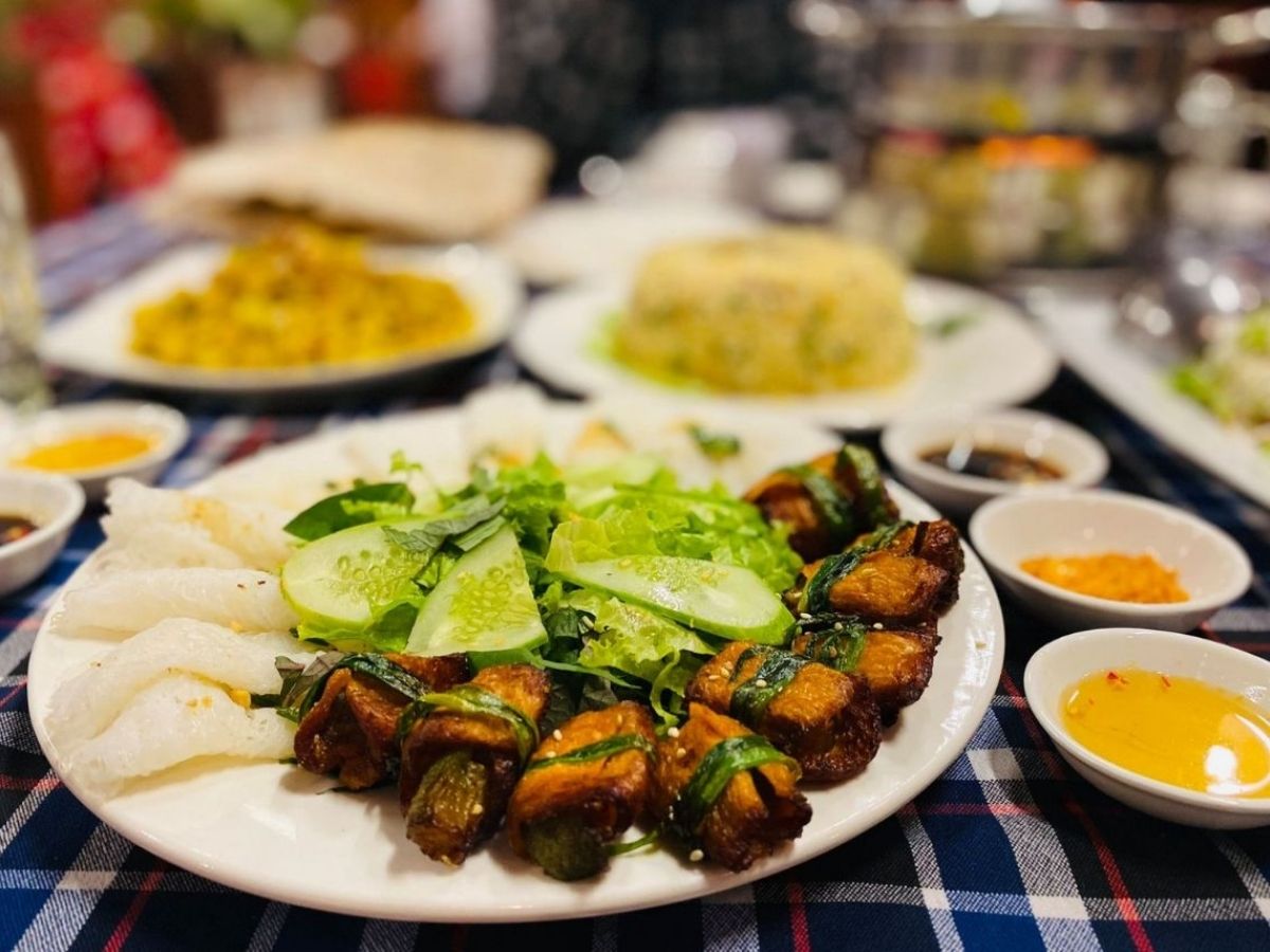 Những món “giả mặn” như heo quay chay, sườn ram chay và gà chay là điểm nhấn.