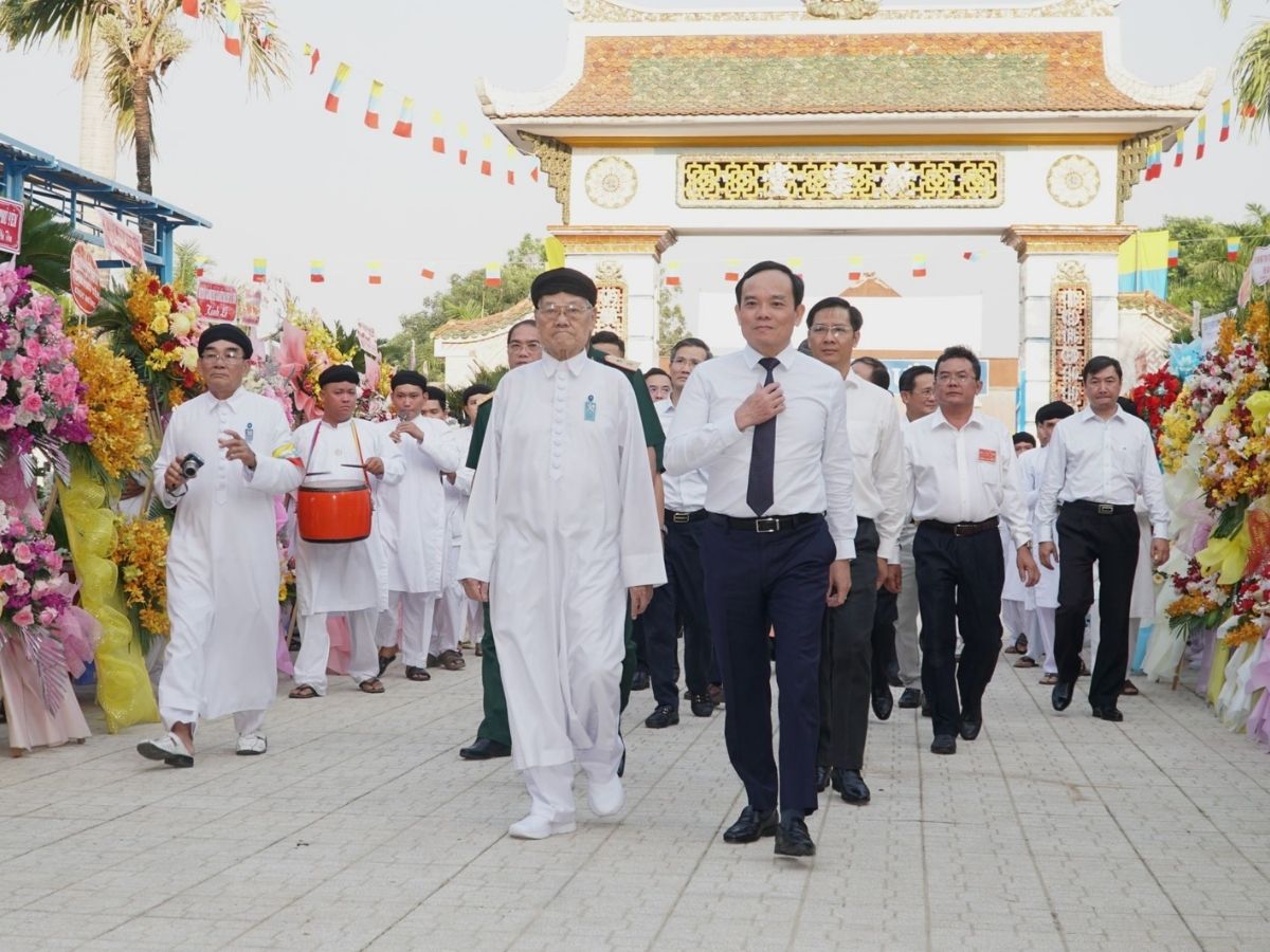 Trước khi tham gia Lễ vía Đức Chí Tôn Tây Ninh, bạn nên chú ý chọn lựa trang phục sao cho phù hợp với không gian tôn nghiêm.