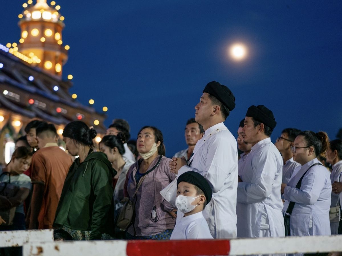 Khi tham dự Hội Yến Diêu Trì Cung Tây Ninh, du khách nên lựa chọn trang phục lịch sự.