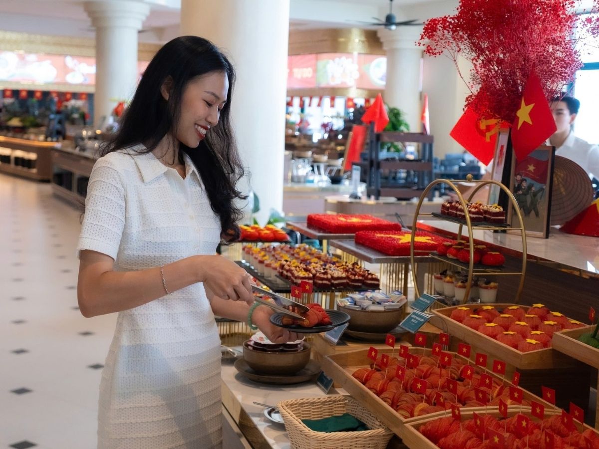 Hành lang ngoài trời cùng vòm kính phía Tây nhà hàng nơi sở hữu góc nhìn đẹp nhất.