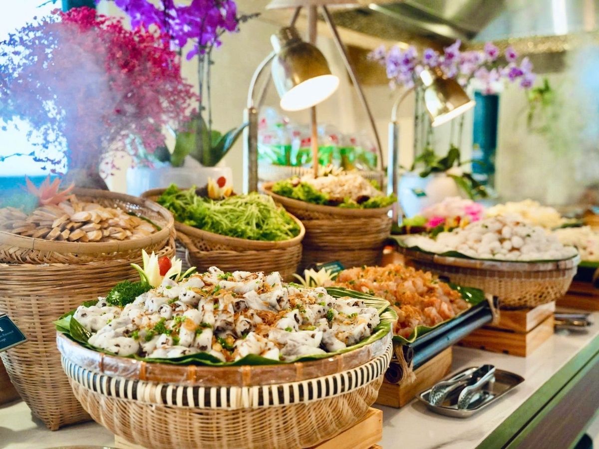 Thực đơn buffet tại Nhà Hàng Vân Sơn nổi bật với hơn 80 món ăn được chia thành nhiều khu vực khác nhau.