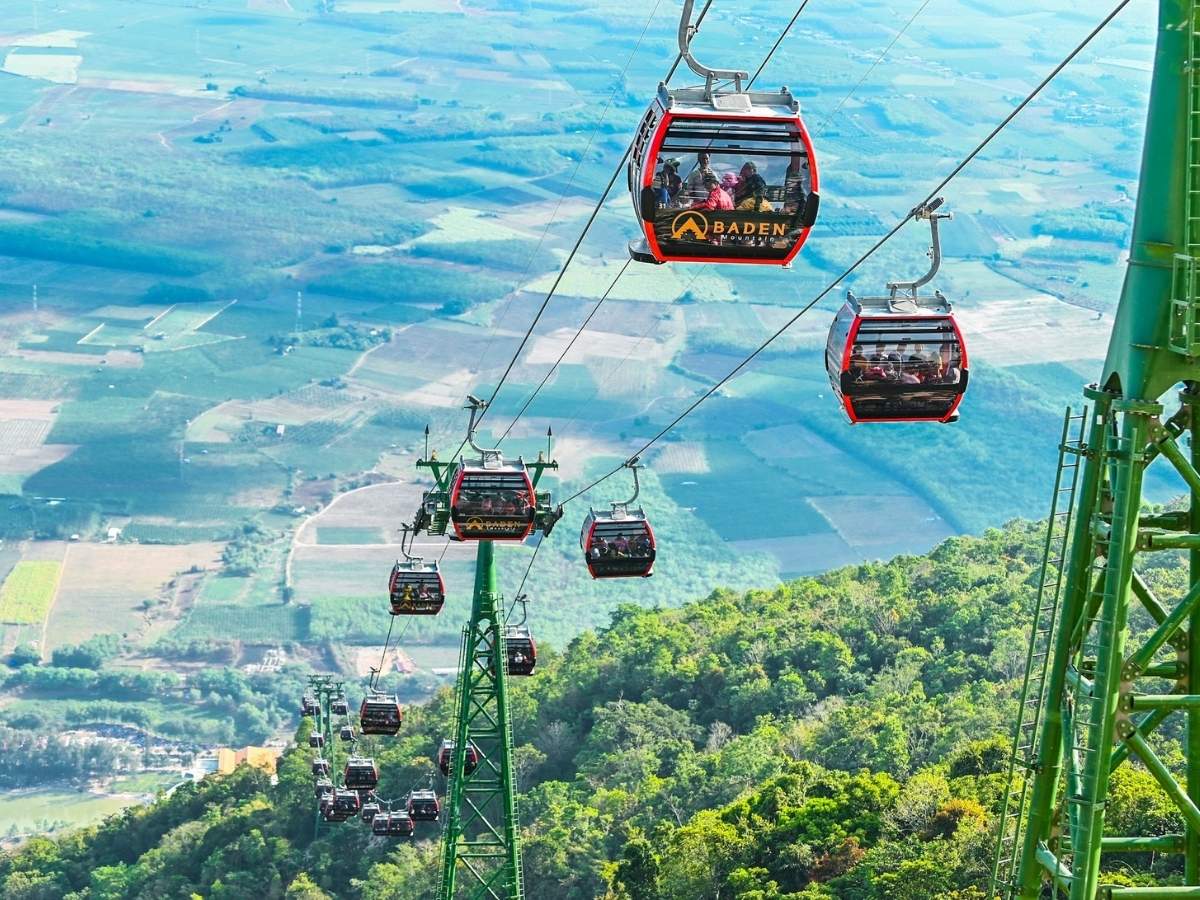 Du khách di chuyển bằng cáp treo tuyến Đỉnh Vân Sơn khởi hành từ nhà ga dưới chân núi.