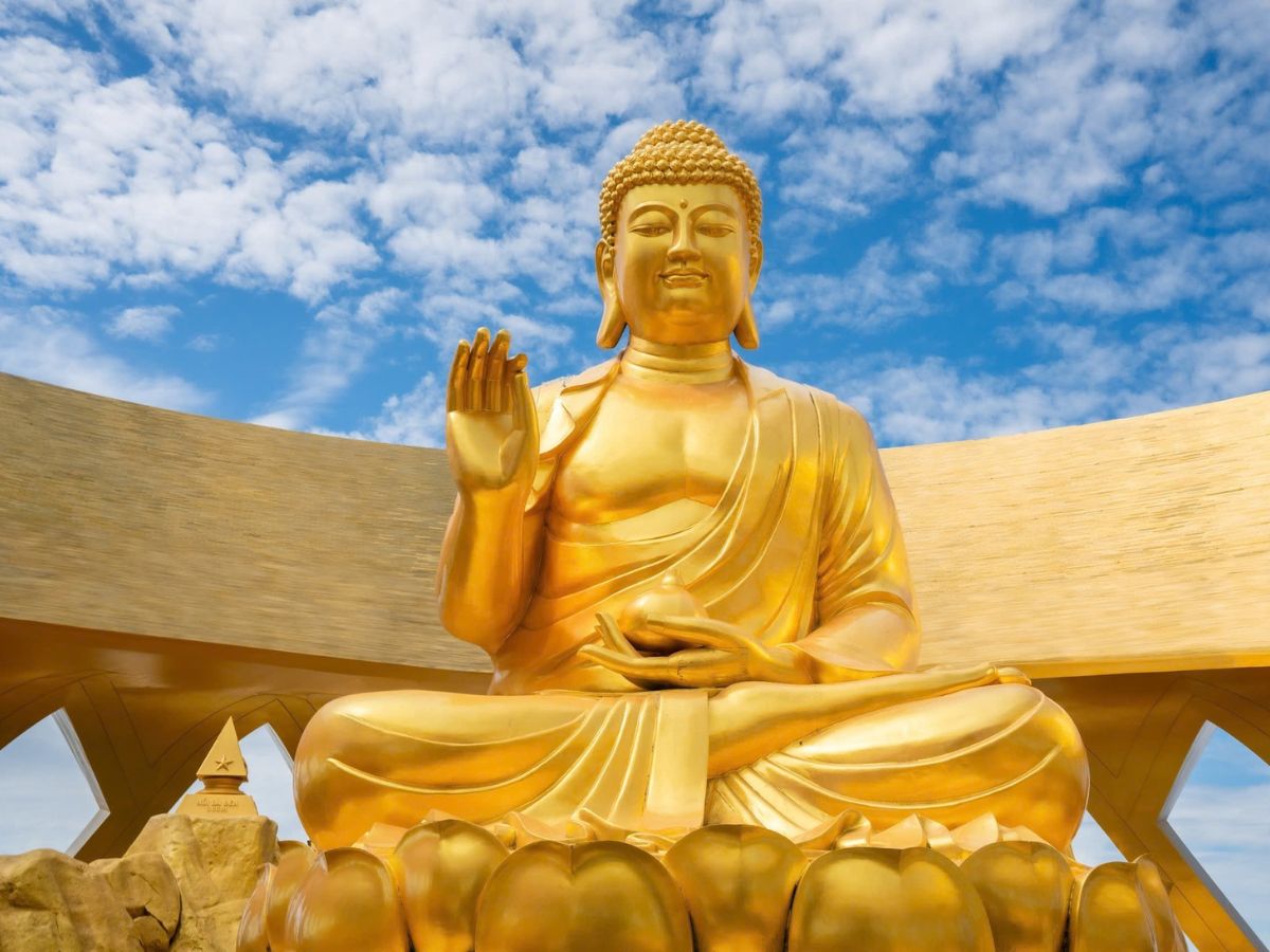 Du khách chiêm bái không gian Phật Giáo trên đỉnh núi Bà Đen.