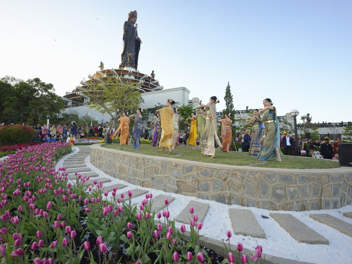 Du khách tham quan chiêm bái các không gian linh thiêng quanh đỉnh núi.