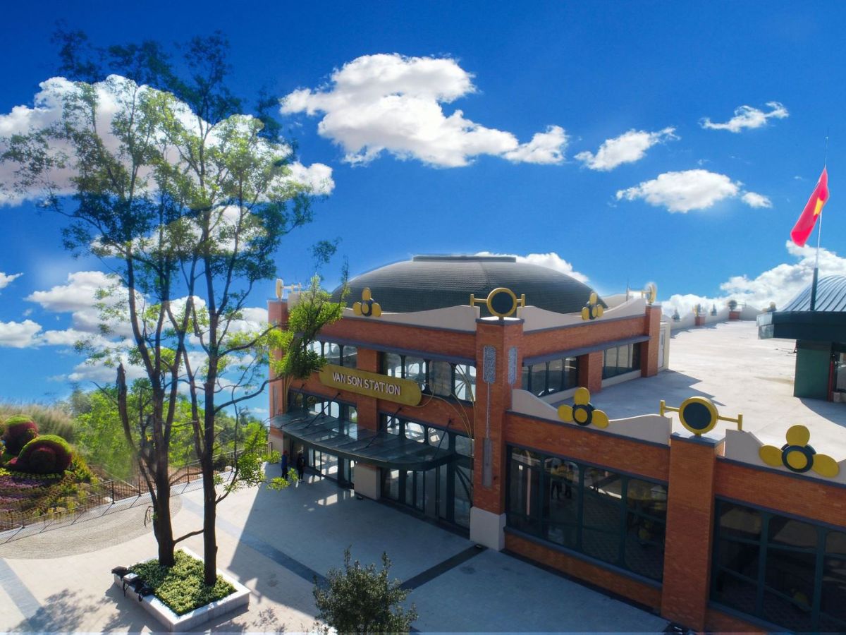 Nhà hàng Sol Kitchen ngằm gần khu vực ga Vân Sơn, dễ dàng di chuyển với bảng chỉ dẫn.