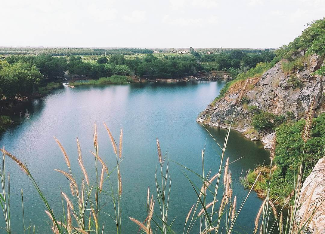 Ma Thien Lanh Valley is famous for the emerald green waters and rocky cliffs (Photo: Collected)