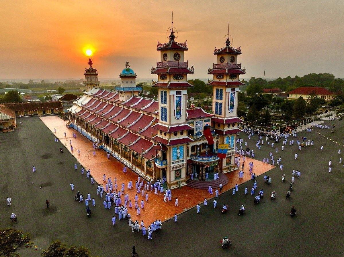 The colorful and unique exterior architecture of the Cao Dai Holy See at sunset (Photo: Collected)