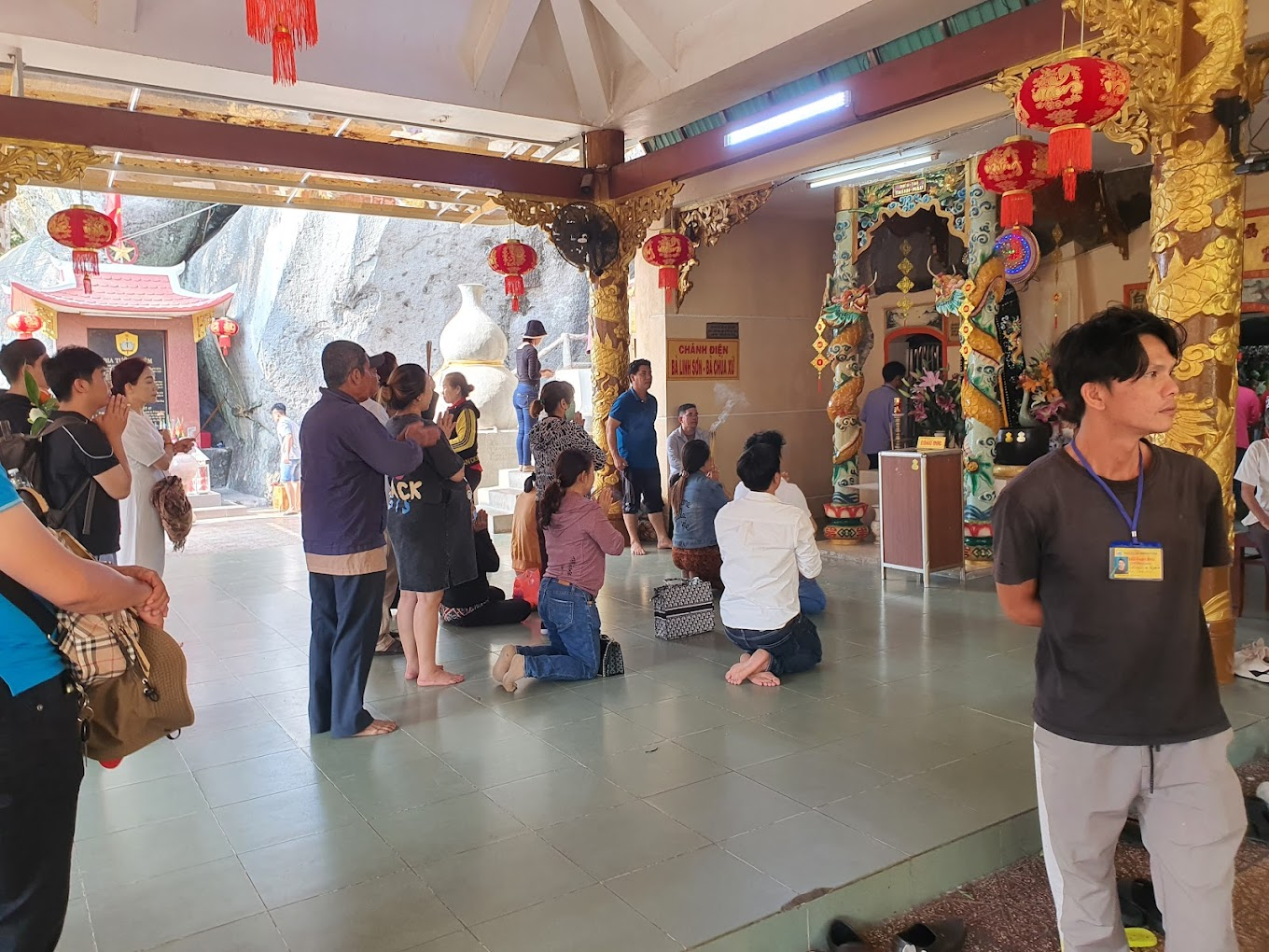 Người dân làm lễ tại chùa Hang.