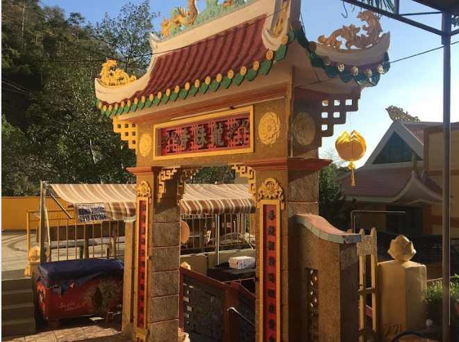 Phần cổng ngoài của ngôi chùa.