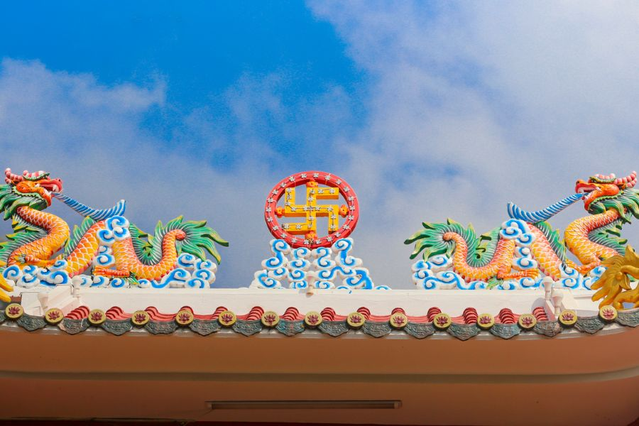 Các chi tiết dân gian Việt Nam được khắc họa trên đỉnh mái chùa.