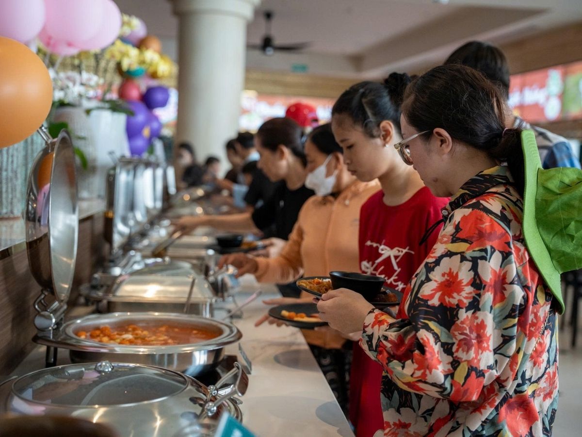 Các đoàn từ 20 người trở lên nên lựa chọn combo vé cáp treo và buffet để nhận ưu đãi tốt hơn.