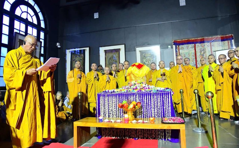 Không gian chiêm bái bên trong ngôi chùa ấm áp.