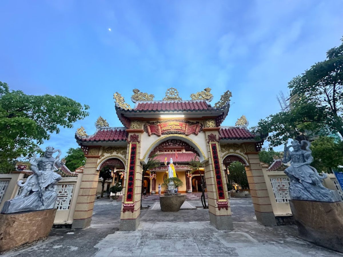 Tổng quan kiến trúc chùa Trung là sự kết hợp hài hòa giữa dấu ấn Nam Bộ và Bắc Bộ cổ kính.