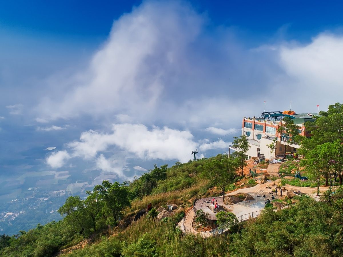 Di chuyển từ chân núi lên Ga Vân Sơn và di chuyển vài phút tới nhà hàng Vân Sơn.