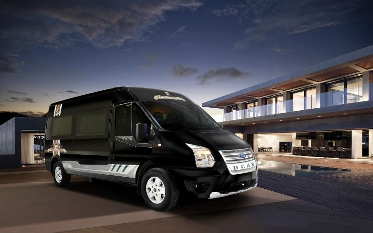 Limousine sẽ giúp du khách tiết kiệm thời gian di chuyển.