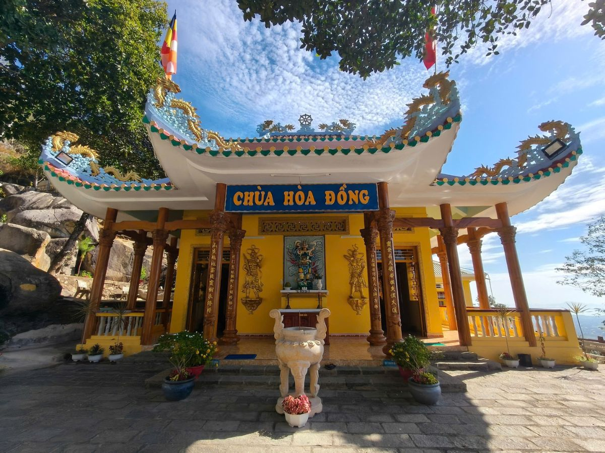 Khu vực bên ngoài ngôi chùa.