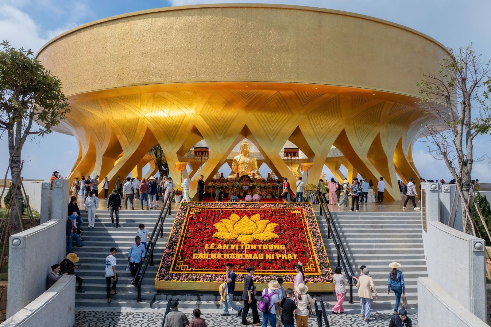 Đông đảo du khách chiêm bái Tượng Phật Câu Na Hàm Mâu Ni ngày 1/1/2026.