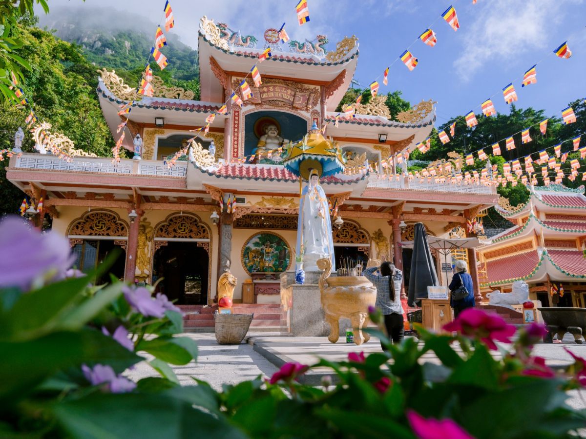Chùa Linh Sơn Long Châu nằm trên núi Bà Đen, trong quần thể chùa linh thiêng nơi đây.