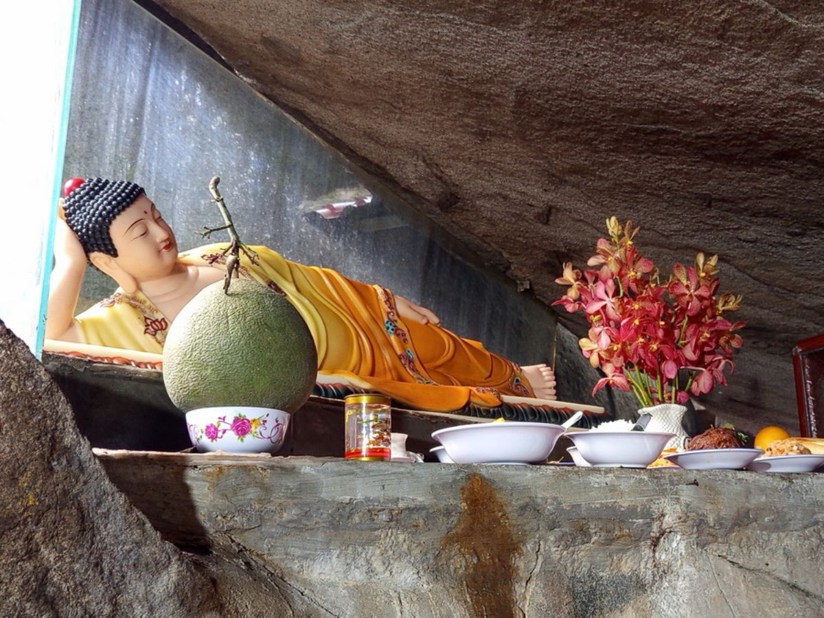 Khu vực hang đá của Chùa Hang mang đặc trưng riêng của chùa.