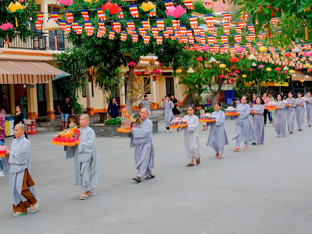 Lễ vật được chuẩn bị kỹ lưỡng dâng hương tại chính điện trong hang thờ Quan Âm.