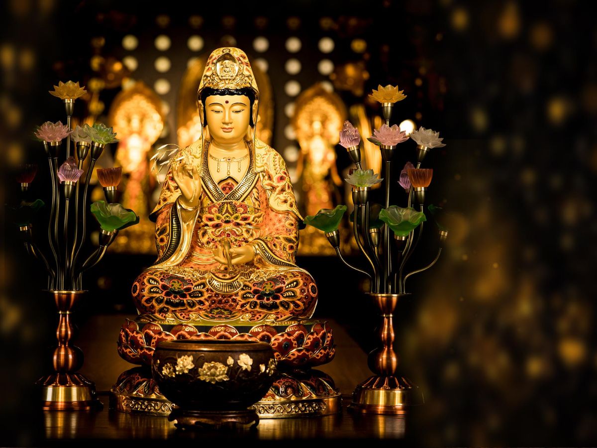 Quan Thế Âm Bồ Tát là biểu tượng cho lòng từ bi, nhân ái.