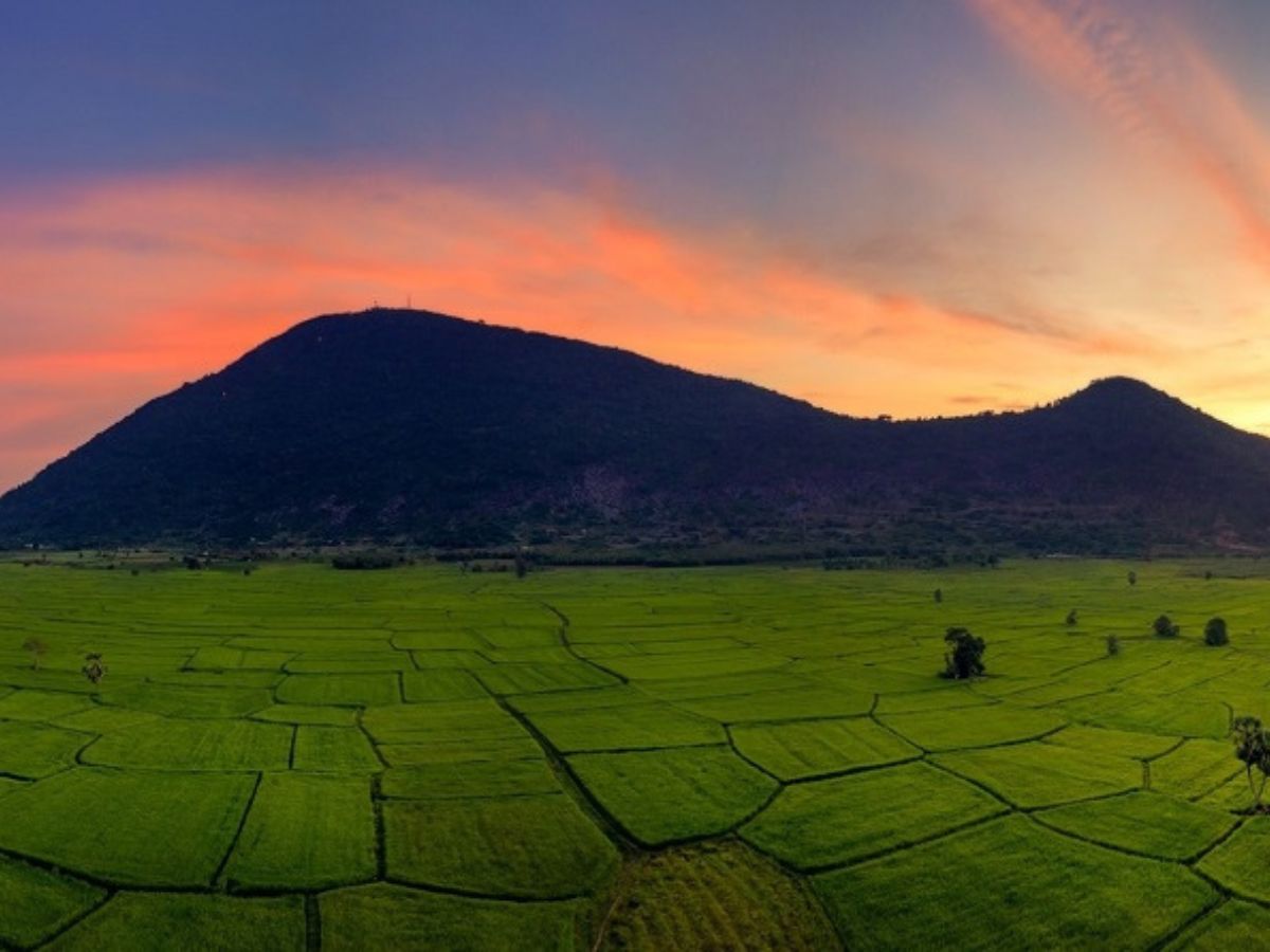 Chùa Quan Âm nằm trên đỉnh núi Bà Đen, ở độ cao gần 900 m.