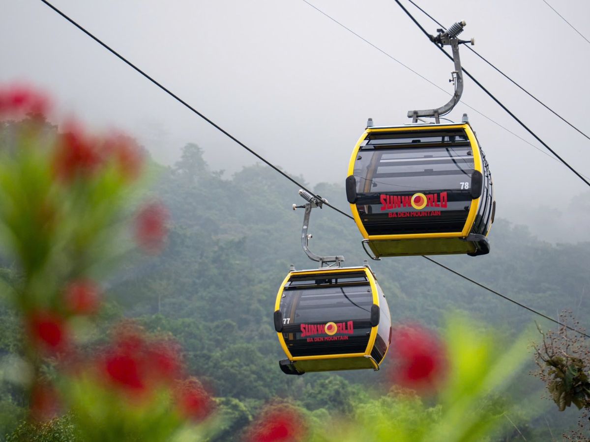 Du khách di chuyển bằng cáp treo để lên đỉnh núi Bà Đen khám phá hệ thống chùa và ẩm thực nơi đây.