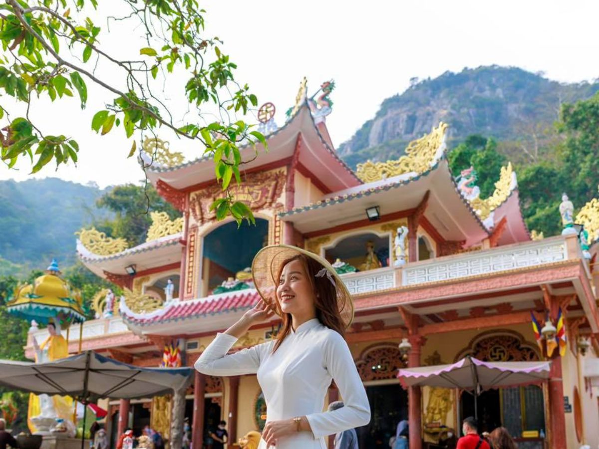 Du khách chiêm bái chùa và vãn cảnh trong mùa lễ hội.