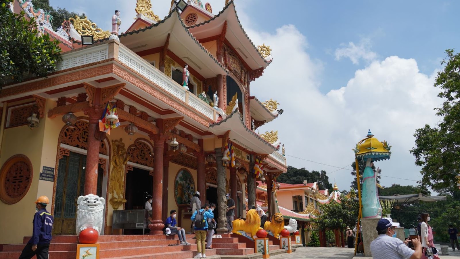 Lễ hội chùa Quan Âm là dịp để du khách lên chùa dâng hương, tụng kinh và cầu an.