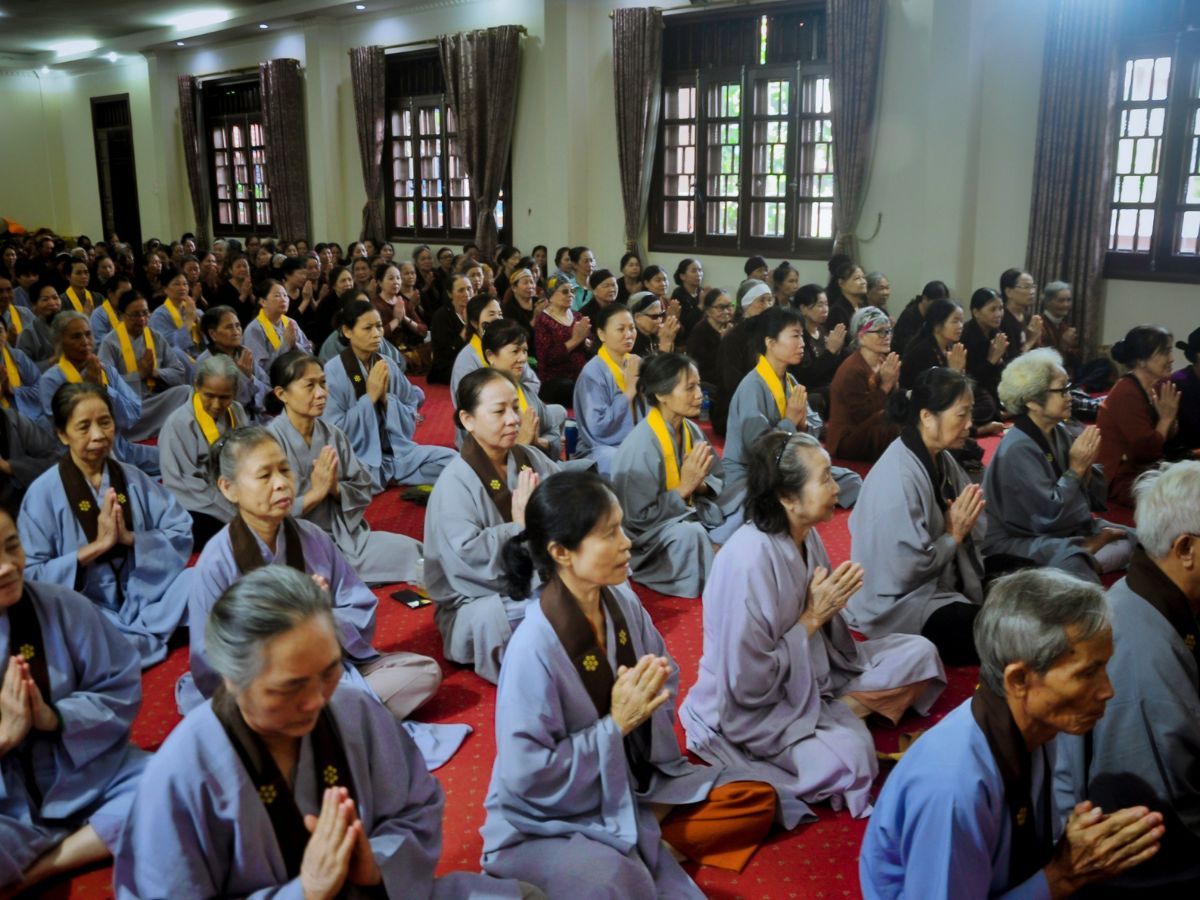 Du khách có thể vãn cảnh hoặc tham gia thiền tập tại chùa Trung, Núi Bà Đen.