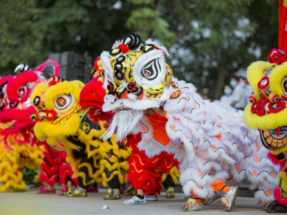 Múa lân tại lễ hội Linh Sơn Phước Trung mang đến bầu không khí nhộn nhịp.