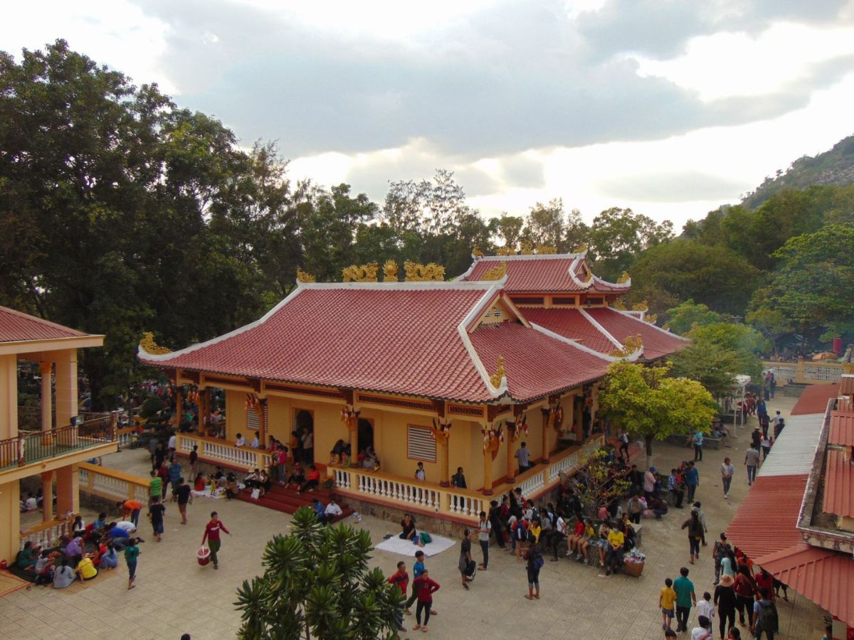 Chùa Linh Sơn Phước Trung nằm ở chân núi Bà Đen.