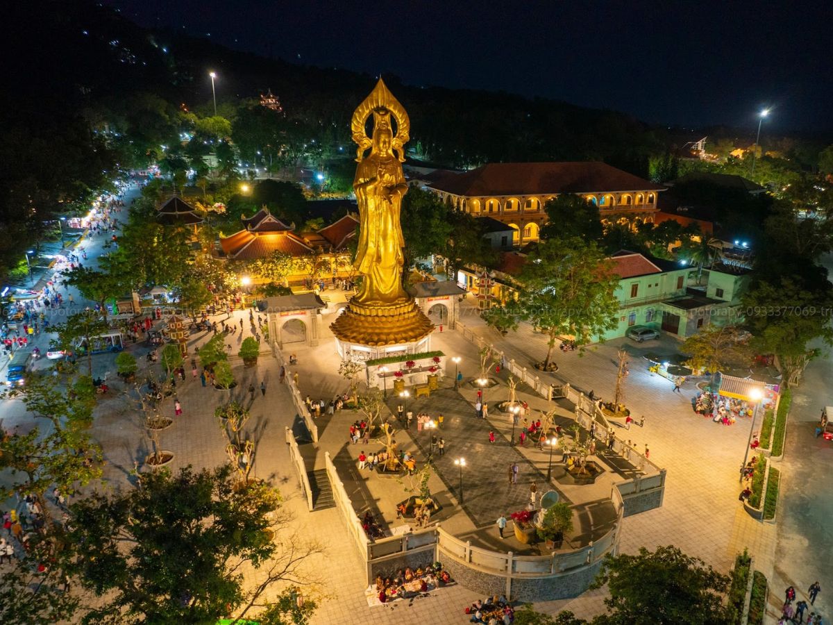 Chùa Trung là nơi sinh hoạt tín ngưỡng thường nhật của cư dân quanh núi Bà Đen.