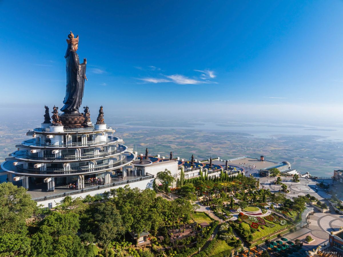 Khám phá không gian linh thiêng trên đỉnh núi Bà Đen.