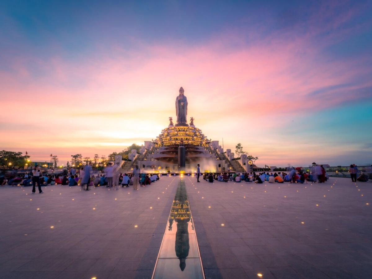 Du khách tham quan không gia tâm linh trên đỉnh núi Bà Đen.