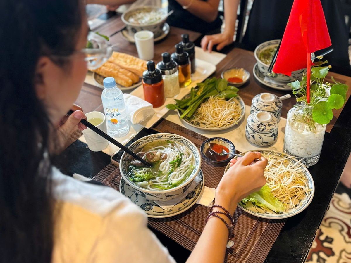 Nhà hàng Sol Kitchen phục vụ ẩm thực địa phương.