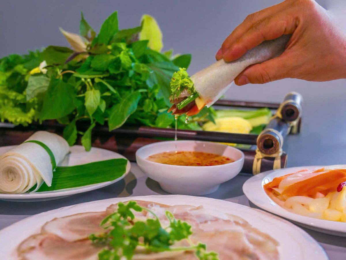 Giá món ăn tại nhà hàng Sol Kitchen đa dạng, với nhiều lựa chọn món lẻ hoặc buffet.