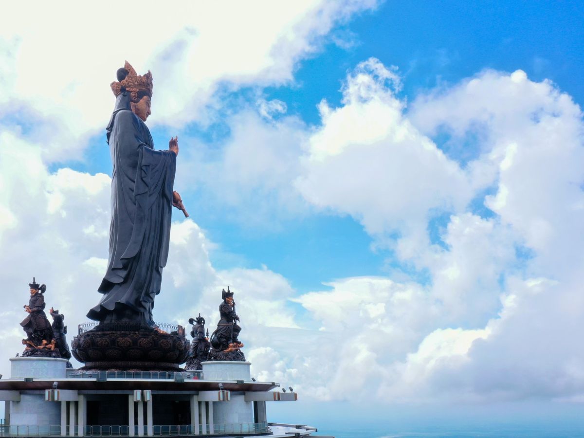 Du khách tham quan tượng Phật Bà Tây Bổ Đà Sơn cao 72 m và nhiều công trình tâm linh trên đỉnh núi Bà Đen.